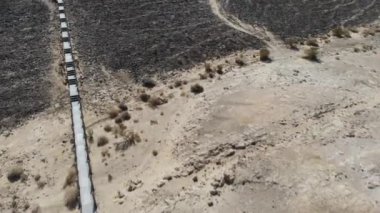 Makhtesh merkezinde Ramon Haminsara (marangozluk salonu), kuvarsit Çokgen Prizmatik sütunlarını sütunlar halinde eklemli kumtaşı - oluşan düşük bir tepe var. İsrail'in Negev Çölü Makhtesh Ramon Ramon Crater jeolojik özelliği.