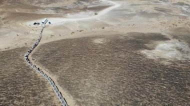 Makhtesh merkezinde Ramon Haminsara (marangozluk salonu), kuvarsit Çokgen Prizmatik sütunlarını sütunlar halinde eklemli kumtaşı - oluşan düşük bir tepe var. İsrail'in Negev Çölü Makhtesh Ramon Ramon Crater jeolojik özelliği.