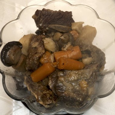 Haşlanmış biftek patates havuç ve mantar ile çanak