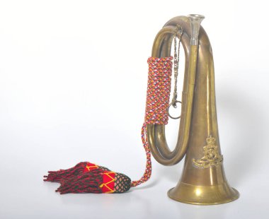 Gemi bakır sinyal bugle beyaz bir arka plan üzerinde