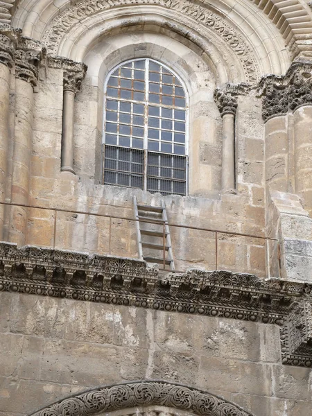 Fragment Façade Temple Saint Sépulcre Avec Une Fenêtre Escalier Bois — Photo