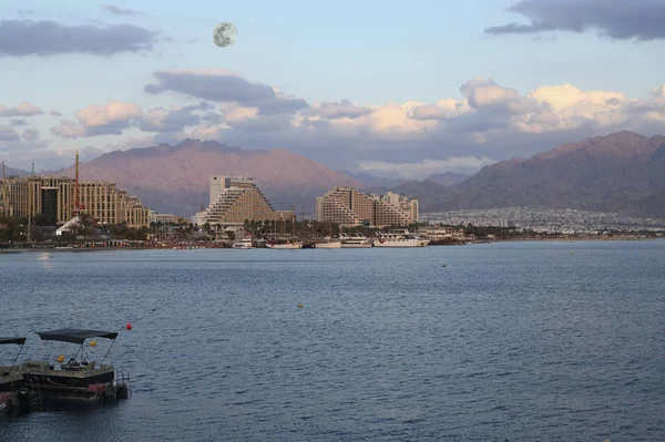 Eilat Promenade Rund Den Yachthafen Vor Dem Hintergrund Der Jordanischen — Stockfoto