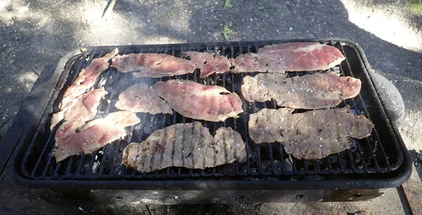 Vaření na grilu steaky — Stock fotografie