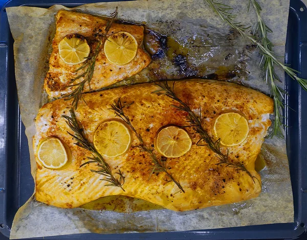 焼いた魚の切り身のサーモン — ストック写真