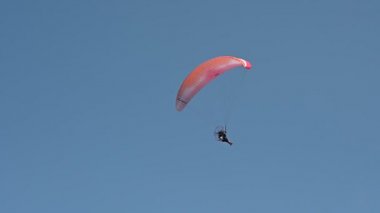 Apollonia Milli Parkı üzerinde uçan moto kazıyıcı
