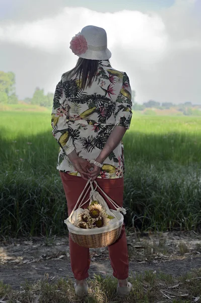 Girl with a basket — Stock Photo, Image