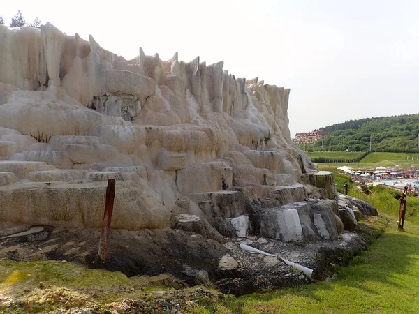Balneario termal de Egerszalok colina cubierta con armadura de sal . —  Fotos de Stock