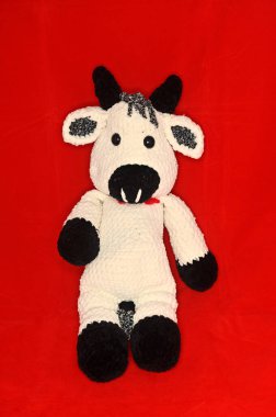 2021 'in oyuncak boğa sembolü kırmızı arka planda doğu takviminde.