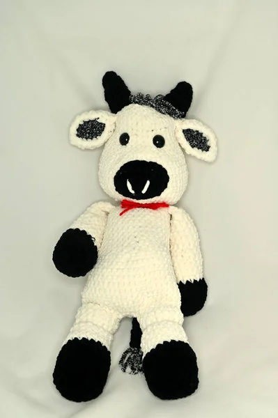 东历2021年的牛代表 白色背景的针织玩具 — 图库照片