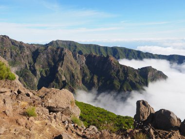 Madeira Adası 'nın doğu yakası Arieiro tepesindeki bulutların üstünde.