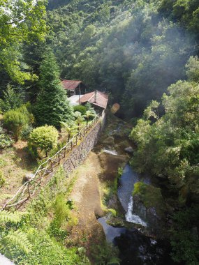 Levada Balcoes, Madeira Adası 'nın doğu yakasında yürüyüş yapıyor.