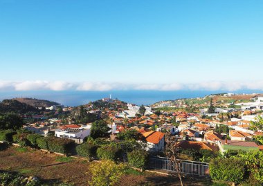 Madeira Adası 'nın dağlarında Funchal' a bakan bir bakış açısı var.