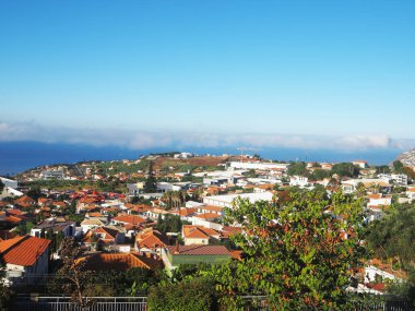 Madeira Adası 'nın dağlarında Funchal' a bakan bir bakış açısı var.