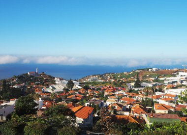 Madeira Adası 'nın dağlarında Funchal' a bakan bir bakış açısı var.