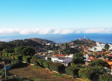 Madeira Adası 'nın dağlarında Funchal' a bakan bir bakış açısı var.
