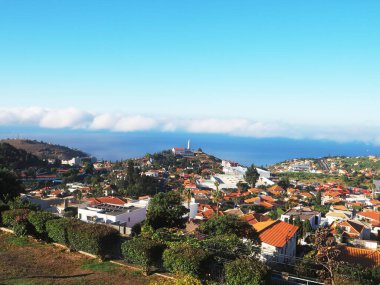 Madeira Adası 'nın dağlarında Funchal' a bakan bir bakış açısı var.