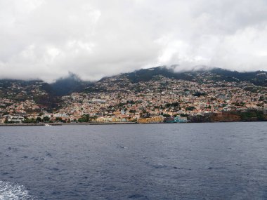 Portekiz 'in Madeira Adası Özerkliği' nin başkenti Funchal, bir tekneden manzara.