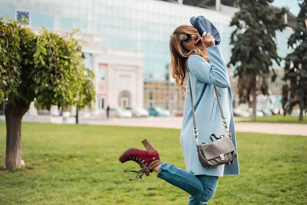 Attraktive Junge Blonde Frau Mit Sonnenbrille Und Posiert Der Modernen — Stockfoto