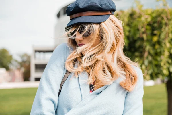 Привлекательная Блондинка Солнечных Очках Позирует Парке — стоковое фото