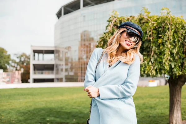 Atractiva Joven Rubia Con Gafas Sol Posando Ciudad Moderna — Foto de Stock