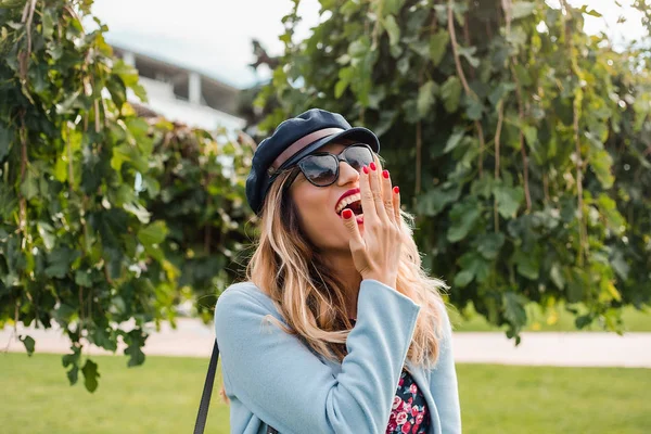 Attraktive Blonde Frau Mit Sonnenbrille Und Posiert Park — Stockfoto