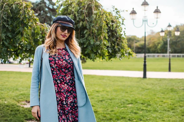 Atractiva Mujer Rubia Con Gafas Sol Posando Parque — Foto de Stock