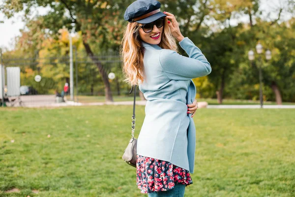 Atractiva Mujer Rubia Con Gafas Sol Posando Parque — Foto de Stock