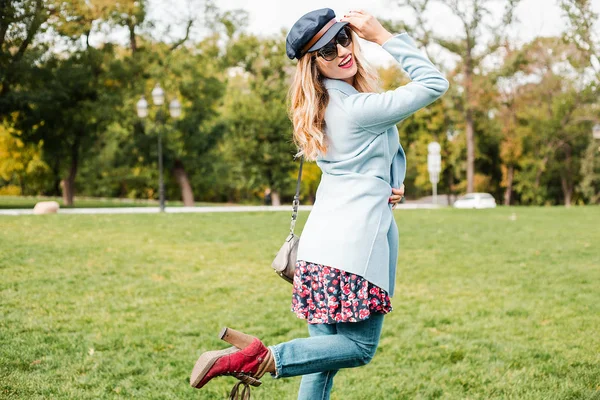 Attraktive Blonde Frau Mit Sonnenbrille Und Posiert Park — Stockfoto