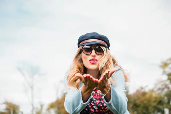 Attractive Blonde Woman Wearing Sunglasses Posing Park — Stock Photo, Image