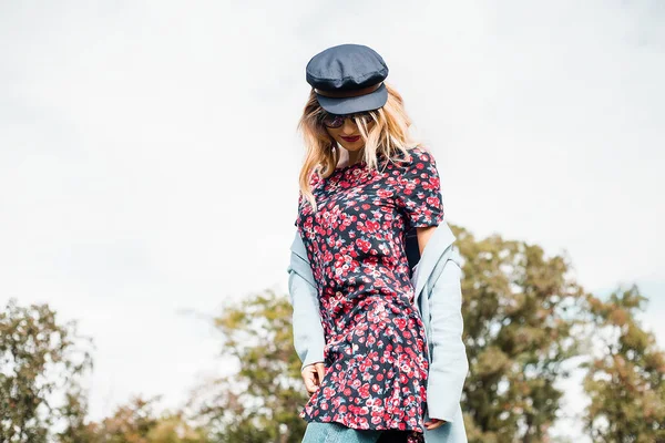 Belle Femme Blonde Portant Des Lunettes Soleil Posant Dans Parc — Photo