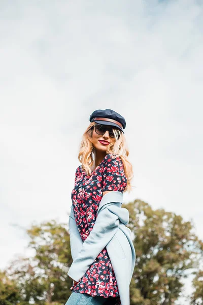 Attraktive Blonde Frau Mit Sonnenbrille Und Posiert Park — Stockfoto