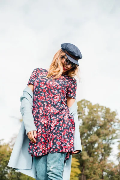 サングラスをかけていると 公園でポーズをとって魅力的なブロンドの女性 — ストック写真