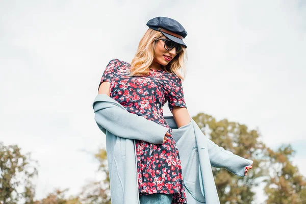 Attraktive Blonde Frau Mit Sonnenbrille Und Posiert Park — Stockfoto