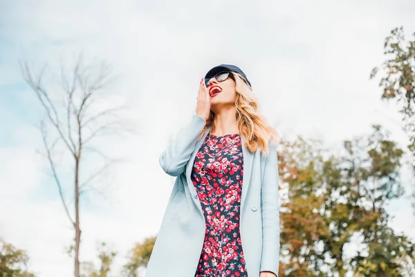 Belle Femme Blonde Portant Des Lunettes Soleil Posant Dans Parc — Photo