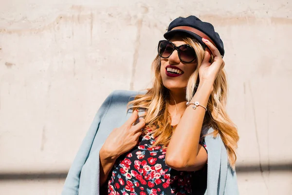 Mulher Loira Jovem Atraente Usando Óculos Sol Vestido Brilhante Posando — Fotografia de Stock