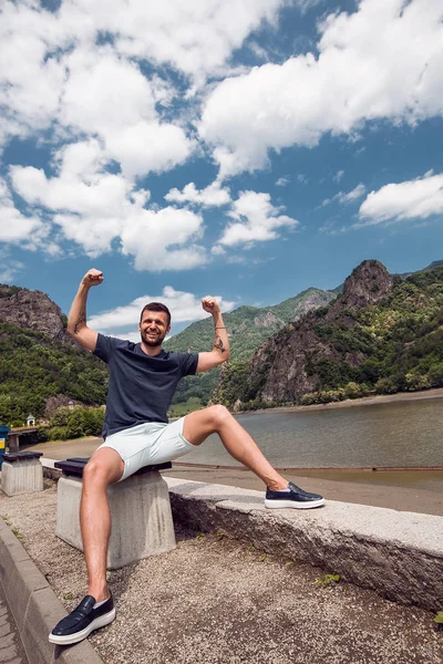 Außenporträt Eines Attraktiven Mannes Stylischen Shorts Posiert Vor Sommerlichem Hintergrund — Stockfoto