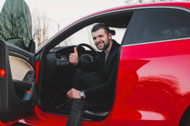 yakışıklı delikanlı arabaya poz 