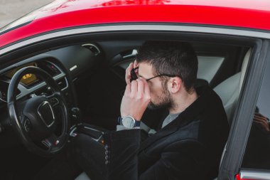 yakışıklı delikanlı arabaya poz 