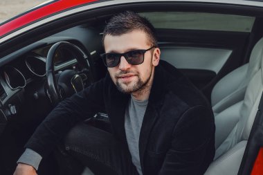 yakışıklı delikanlı arabaya poz 