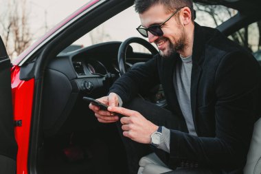 telefonunuzun ve arabada oturan genç yakışıklı adam 