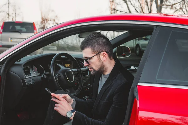 telefonunuzun ve arabada oturan genç yakışıklı adam 