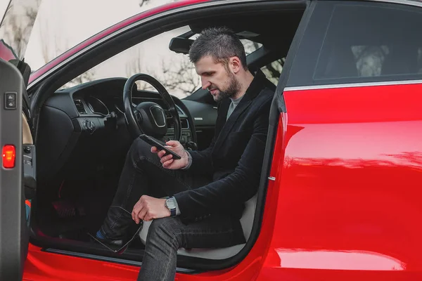 Young Handsome Man Using Phone Sitting Car — стоковое фото