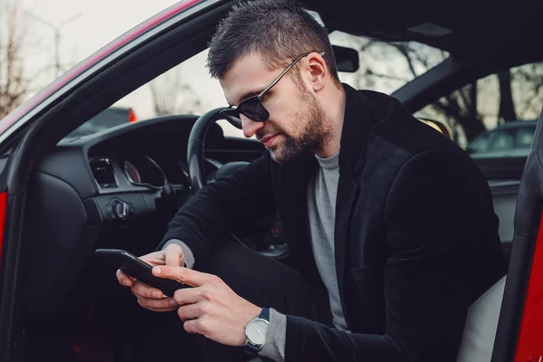 telefonunuzun ve arabada oturan genç yakışıklı adam 