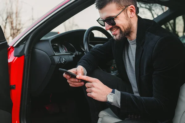 telefonunuzun ve arabada oturan genç yakışıklı adam 