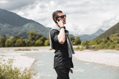 telefon doğa manzara arka plan üzerinde konuşan adam 