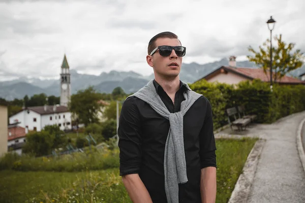 Jovem Bonito Posando Livre Vestindo Roupas Casuais Óculos Sol — Fotografia de Stock