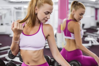 spor olarak güzel bir kadın çalışma 