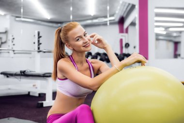 spor olarak güzel bir kadın çalışma 