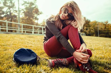 Yeşil çimenlerin üzerinde rahatlatıcı şık kadın 