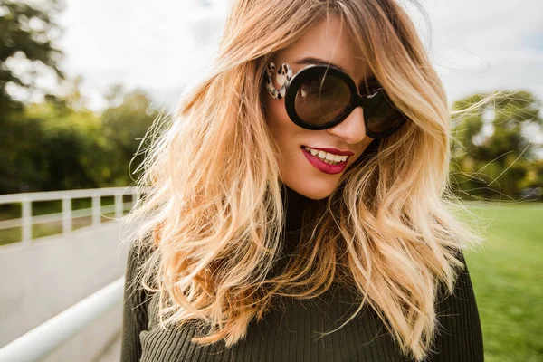 Porträt Einer Jungen Lächelnden Frau Mit Sonnenbrille — Stockfoto